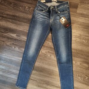 NWT Levi's Premium Curvy Skinny Jeans - Blue 27x30
